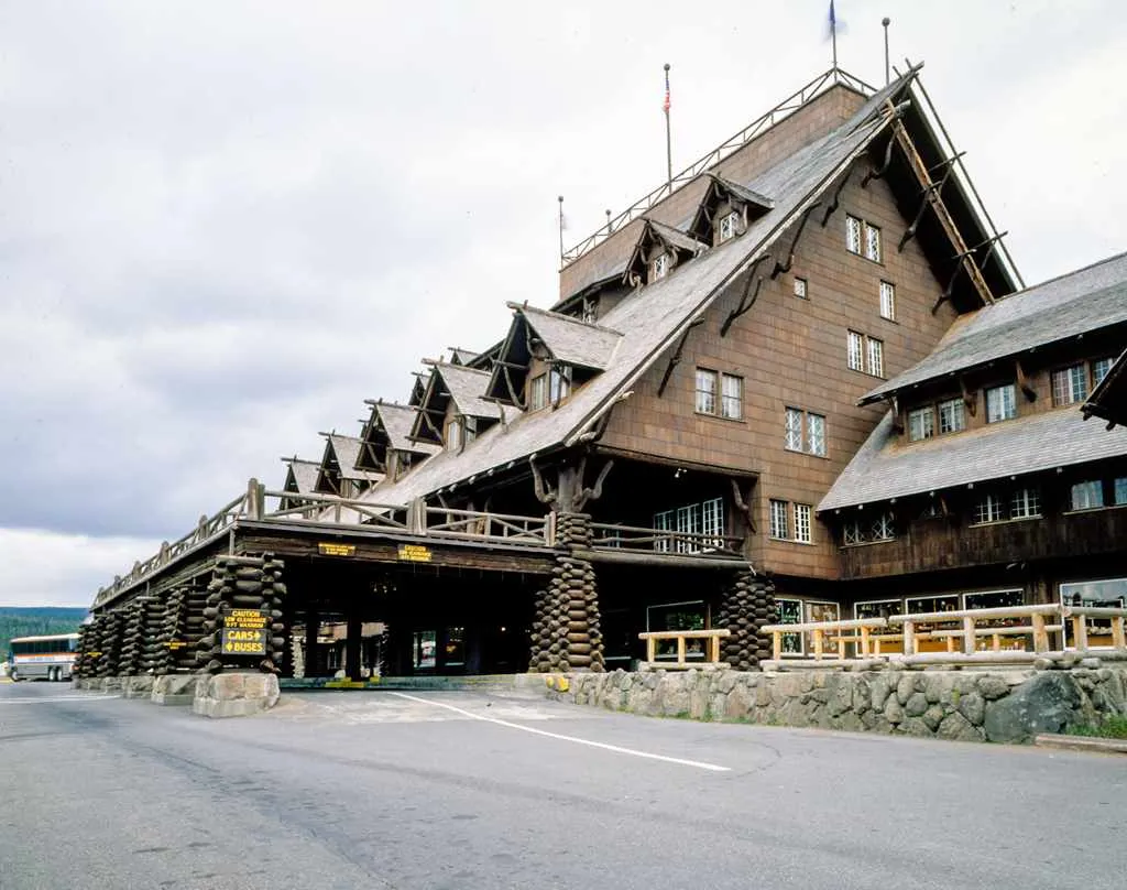 lodging in yellowstone national park
