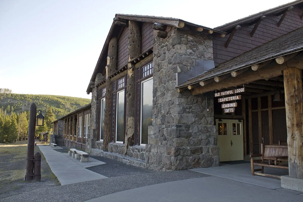 lodging in yellowstone national park