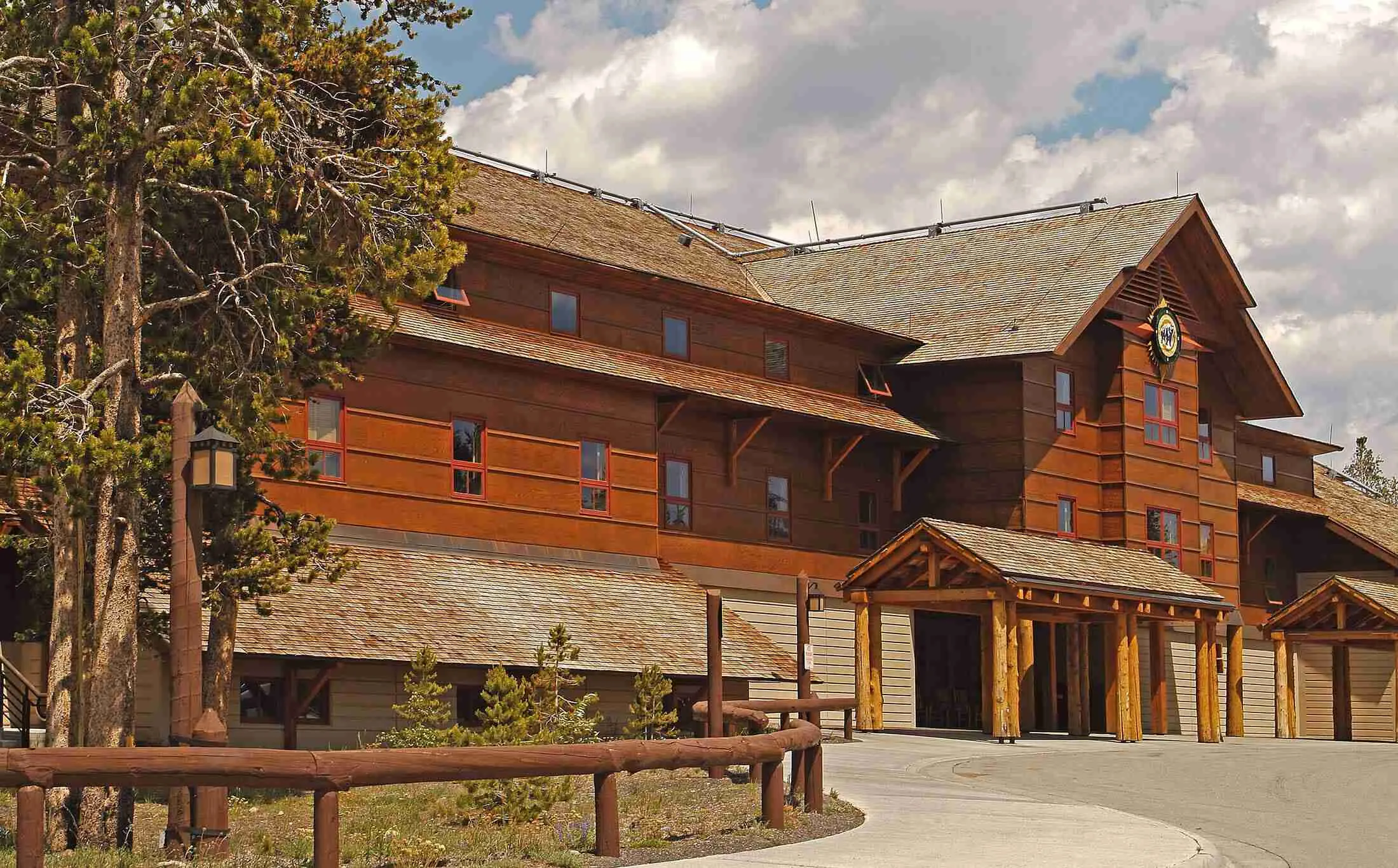 lodging in yellowstone national park