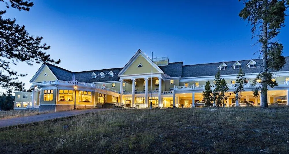 lodging in yellowstone national park