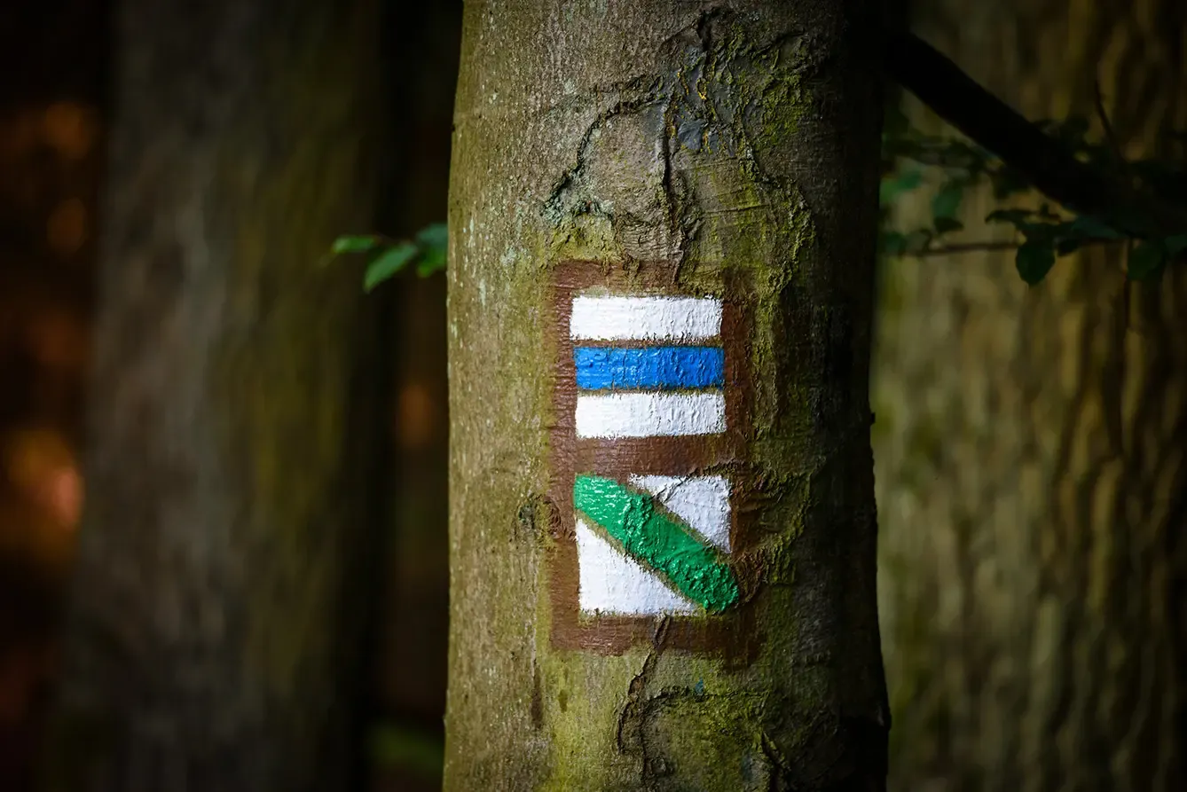how to read hiking trail signs